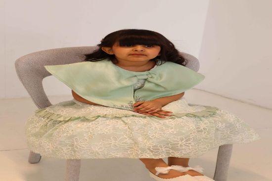 صورة فستان أخظر فاتح على الاكتاف ونقش على باقي الفستان الانيق